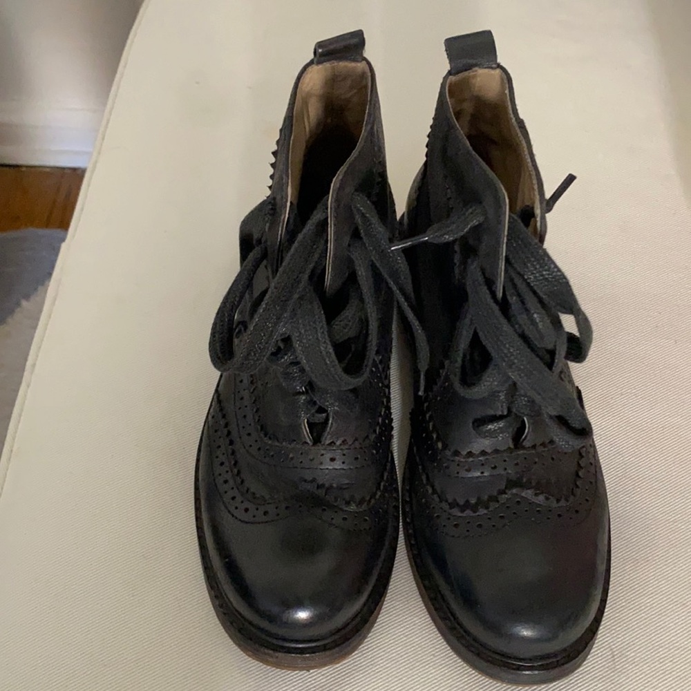 ZIGI wing tipped leather ankle (chukka) boots
